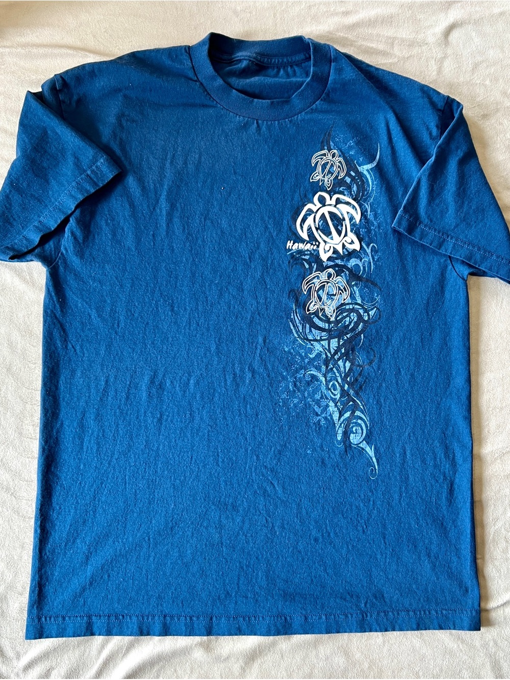 Blue Hawaii Graphic Men’s Crew Neck T-Shirt with Double Sided Sea Turtle Design